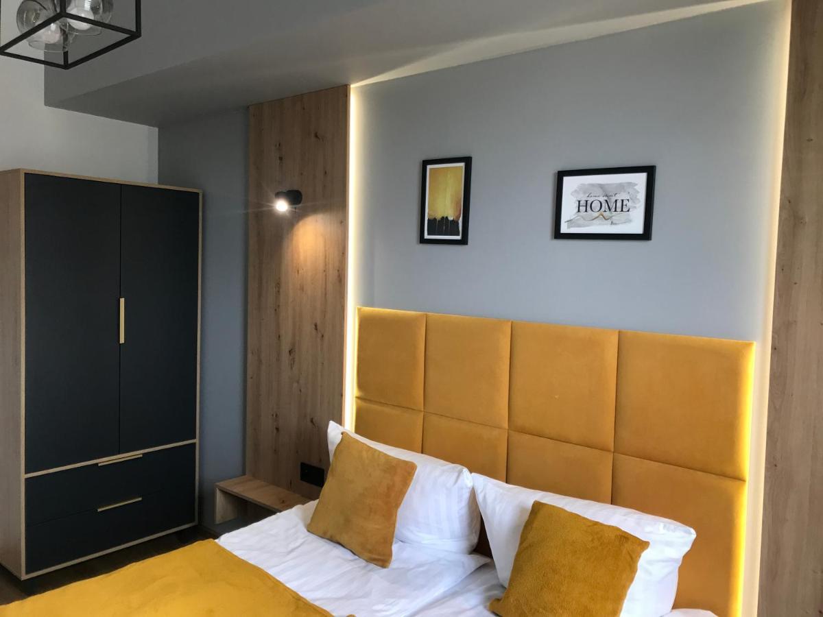 No82 Yellow Apartment *