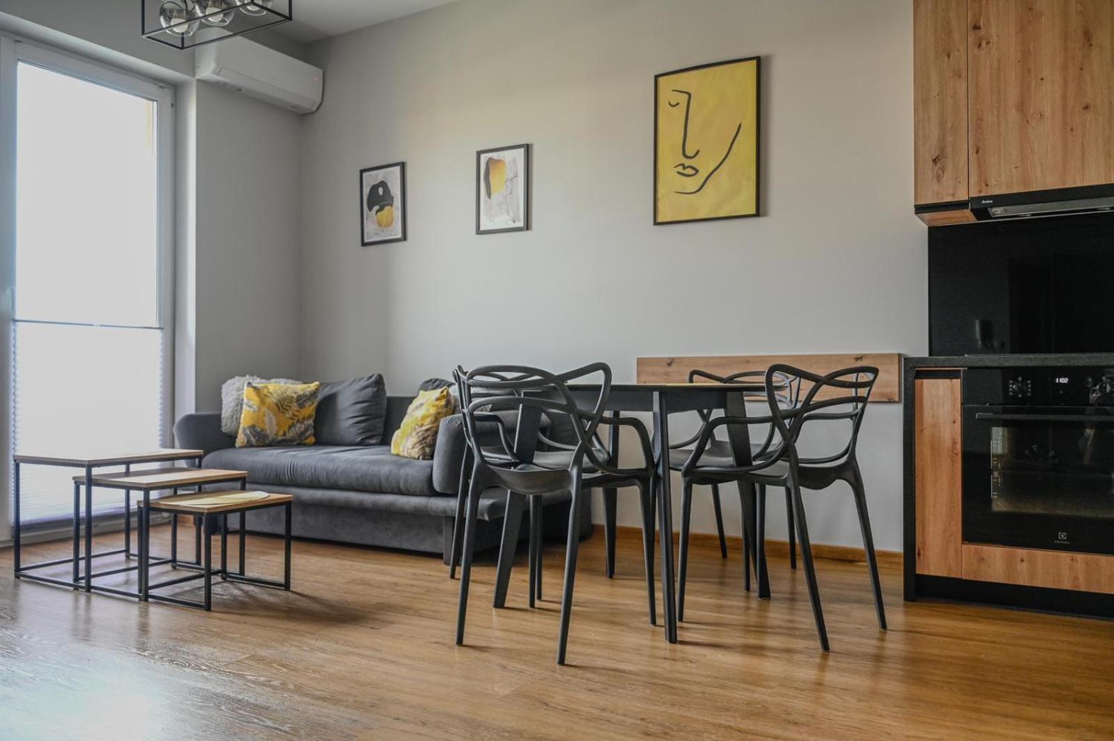 No82 Yellow Apartment Zator