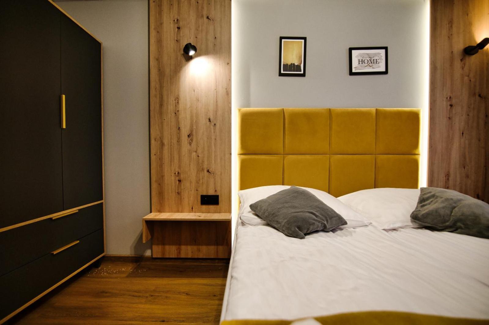 No82 Yellow Apartment *