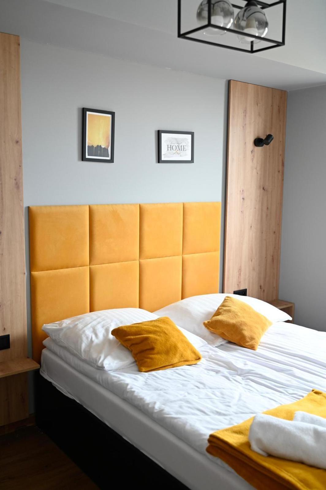 No82 Yellow Apartment *