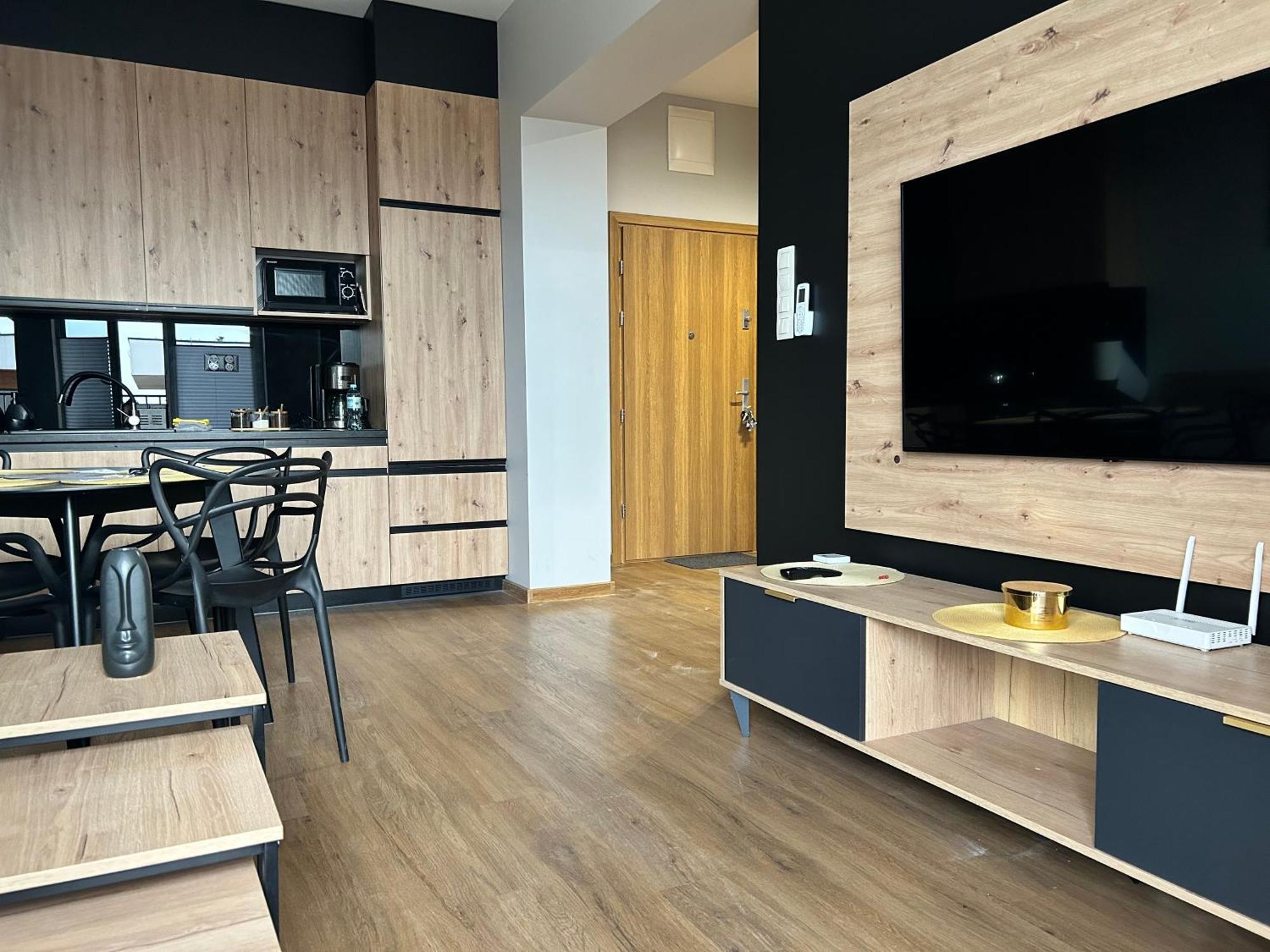 No82 Yellow Apartment *